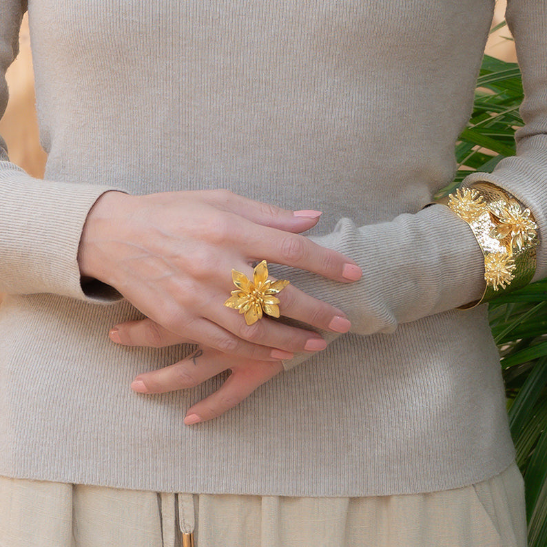 Anillo flor exótica grande en latón bañado en oro (ajustable)