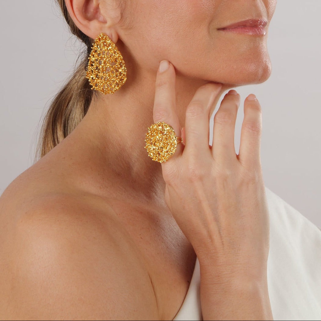 Mondrago L ring with round coral motif in gold-plated brass (adjustable)
