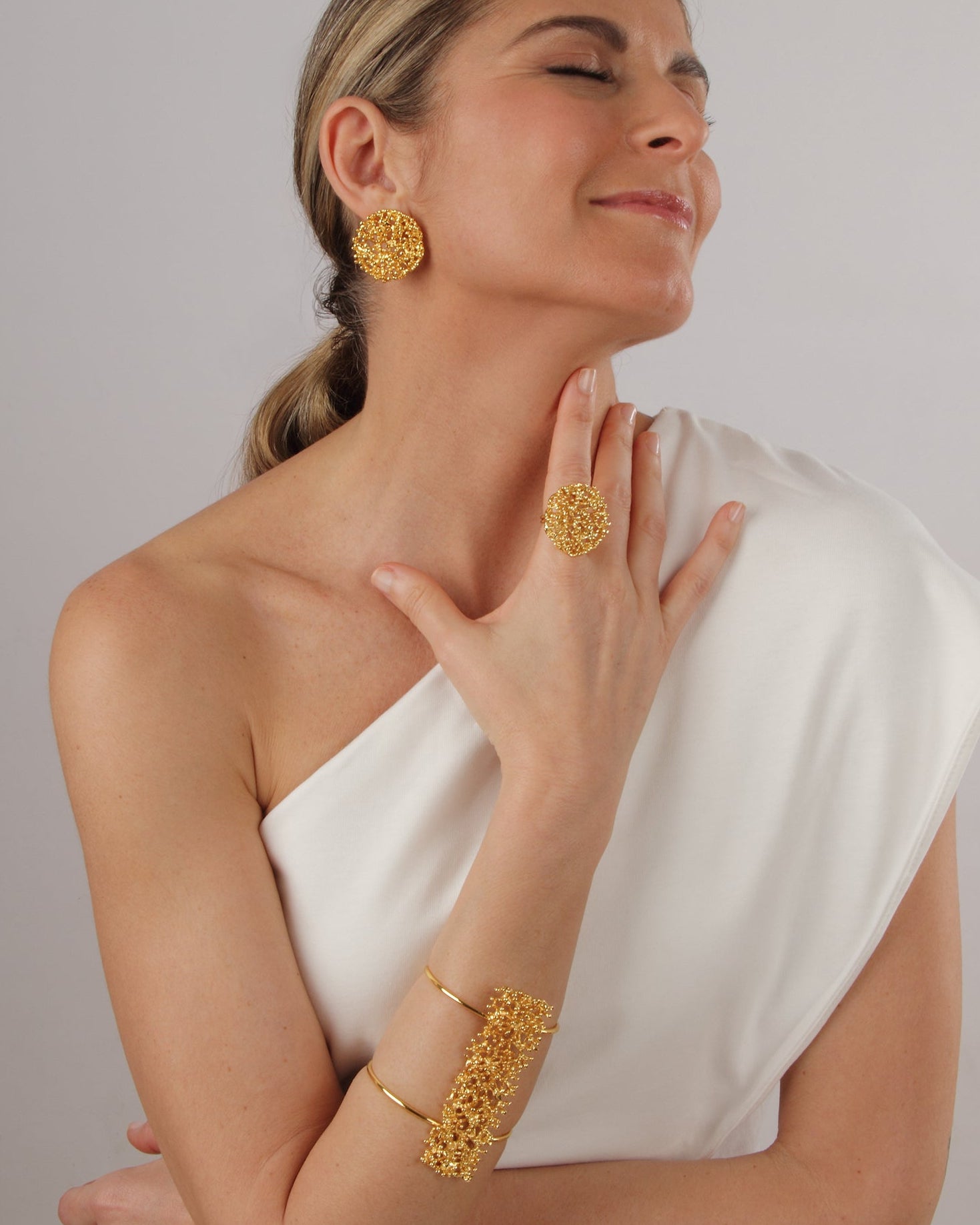 Mondrago L ring with round coral motif in gold-plated brass (adjustable)