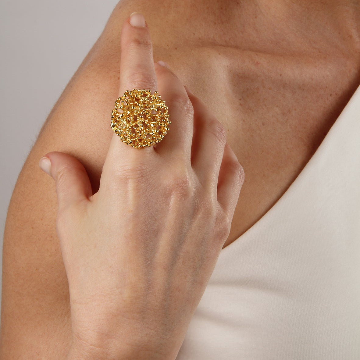 Mondrago L ring with round coral motif in gold-plated brass (adjustable)