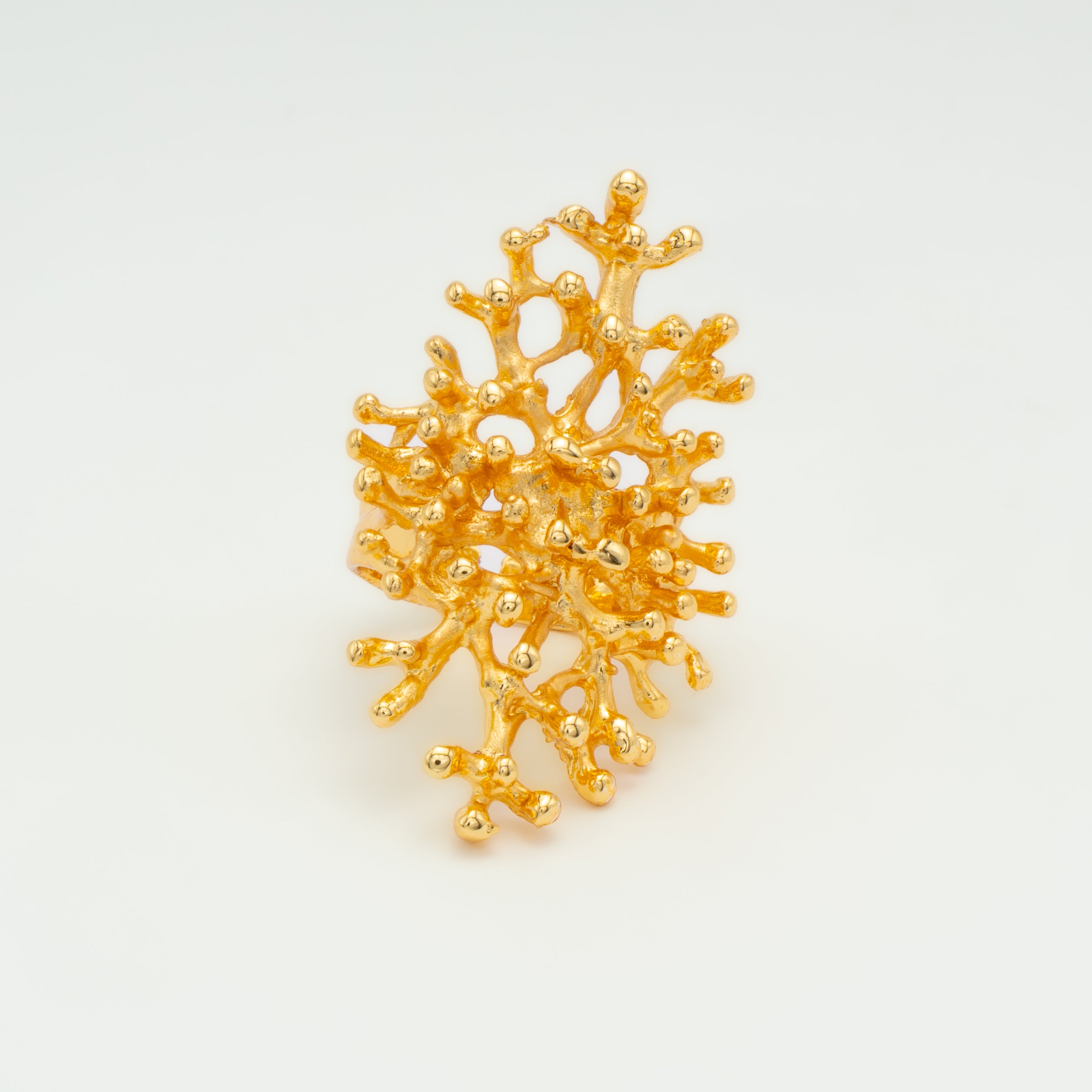 Anillo Maxi Deya de coral en latón bañado en oro (ajustable)