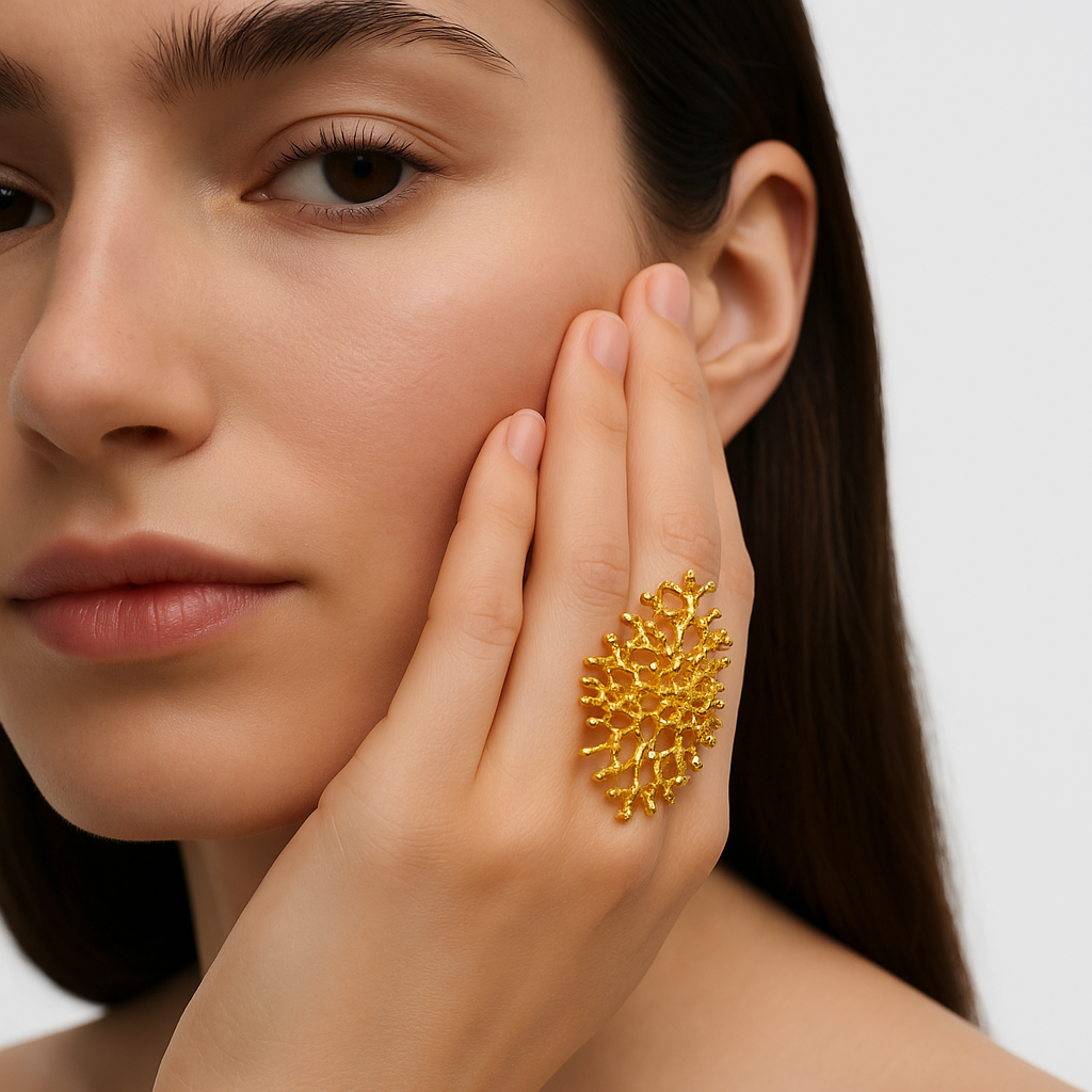 Anillo Maxi Deya de coral en latón bañado en oro (ajustable)