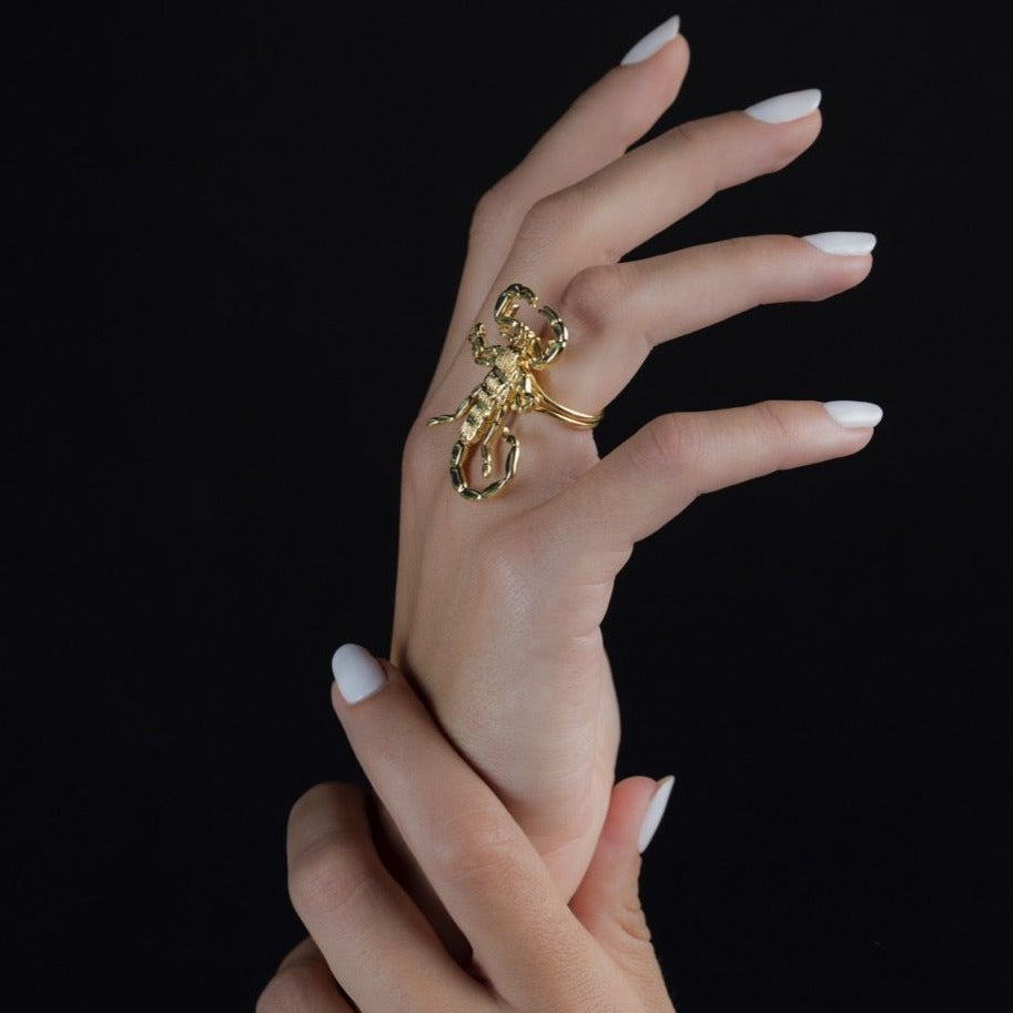 Anillo Sáhara motivo escorpión de latón bañado en oro (ajustable)