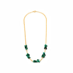 Sikkim, collar bañado en oro con piedras verdes.