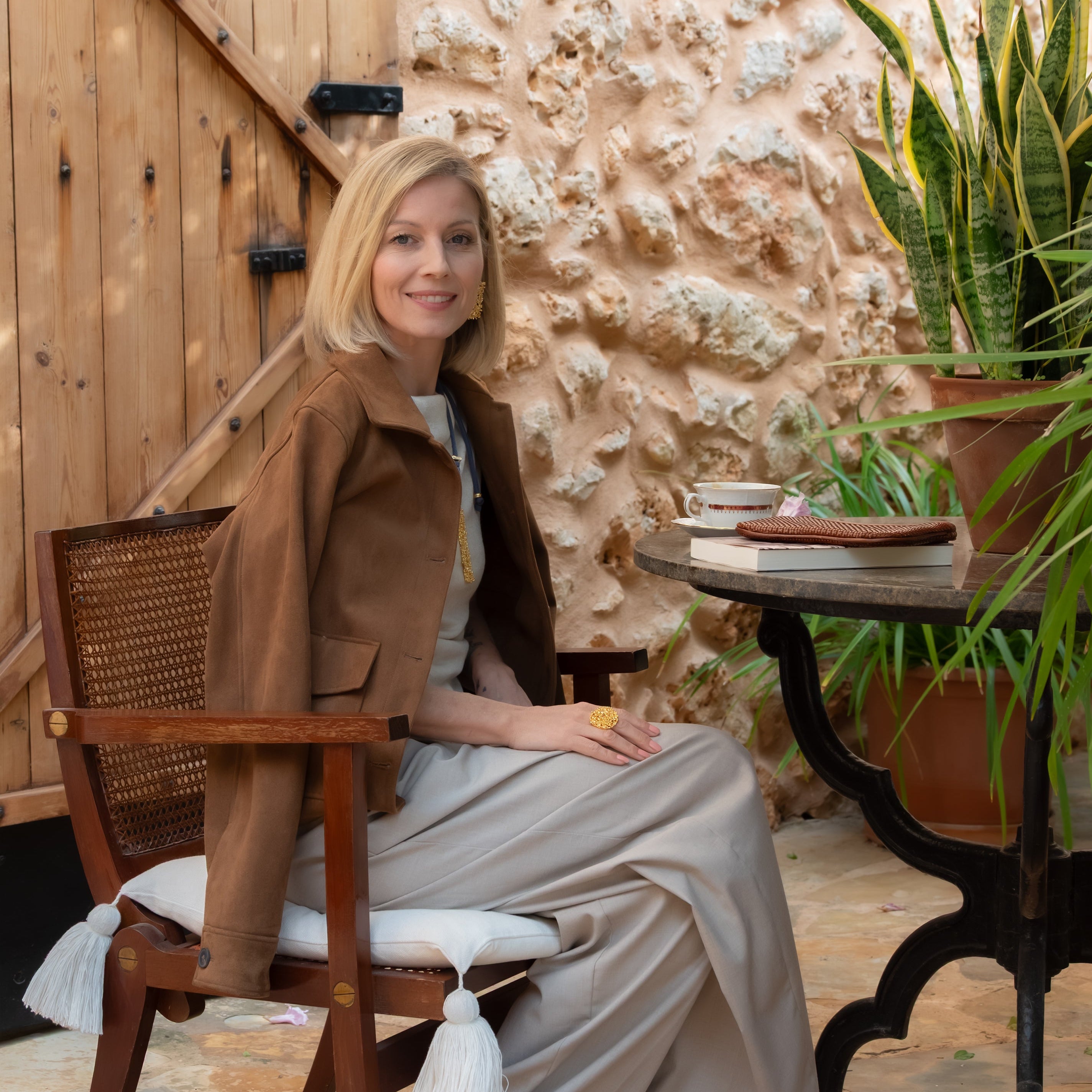 Mondrago Ring m ROUND CORAL in GOLD PLATED BRASS (ADJUSTABLE)