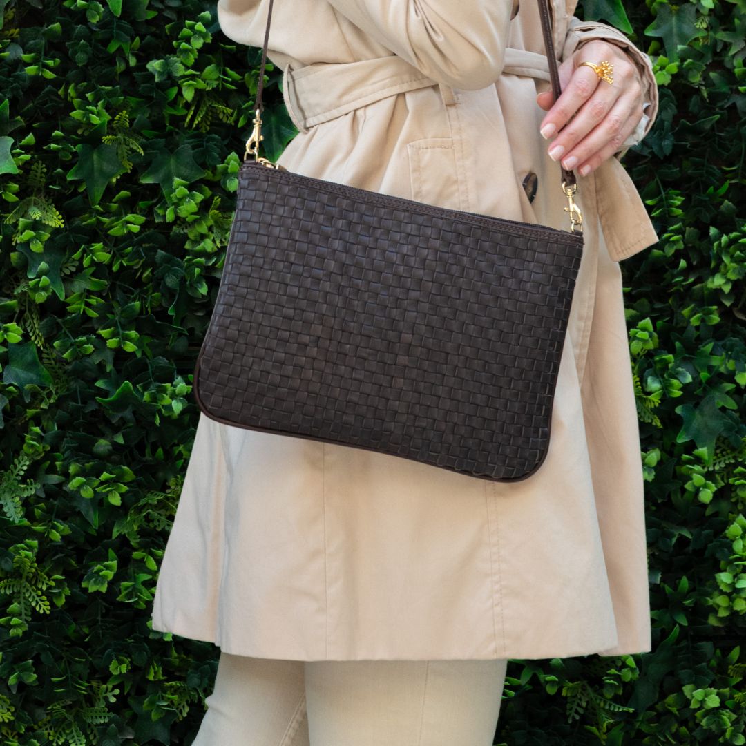 CARTERA DE MANO MEDIANA DE PIEL TRENZADA