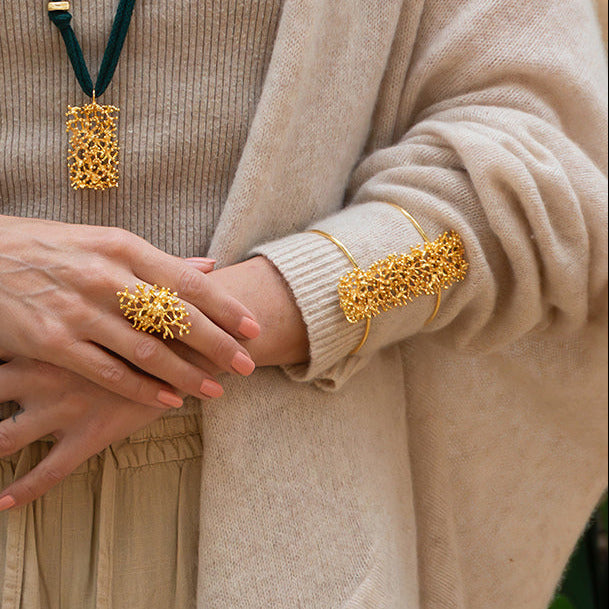 Brazalete Algar coral bañado en oro adaptable
