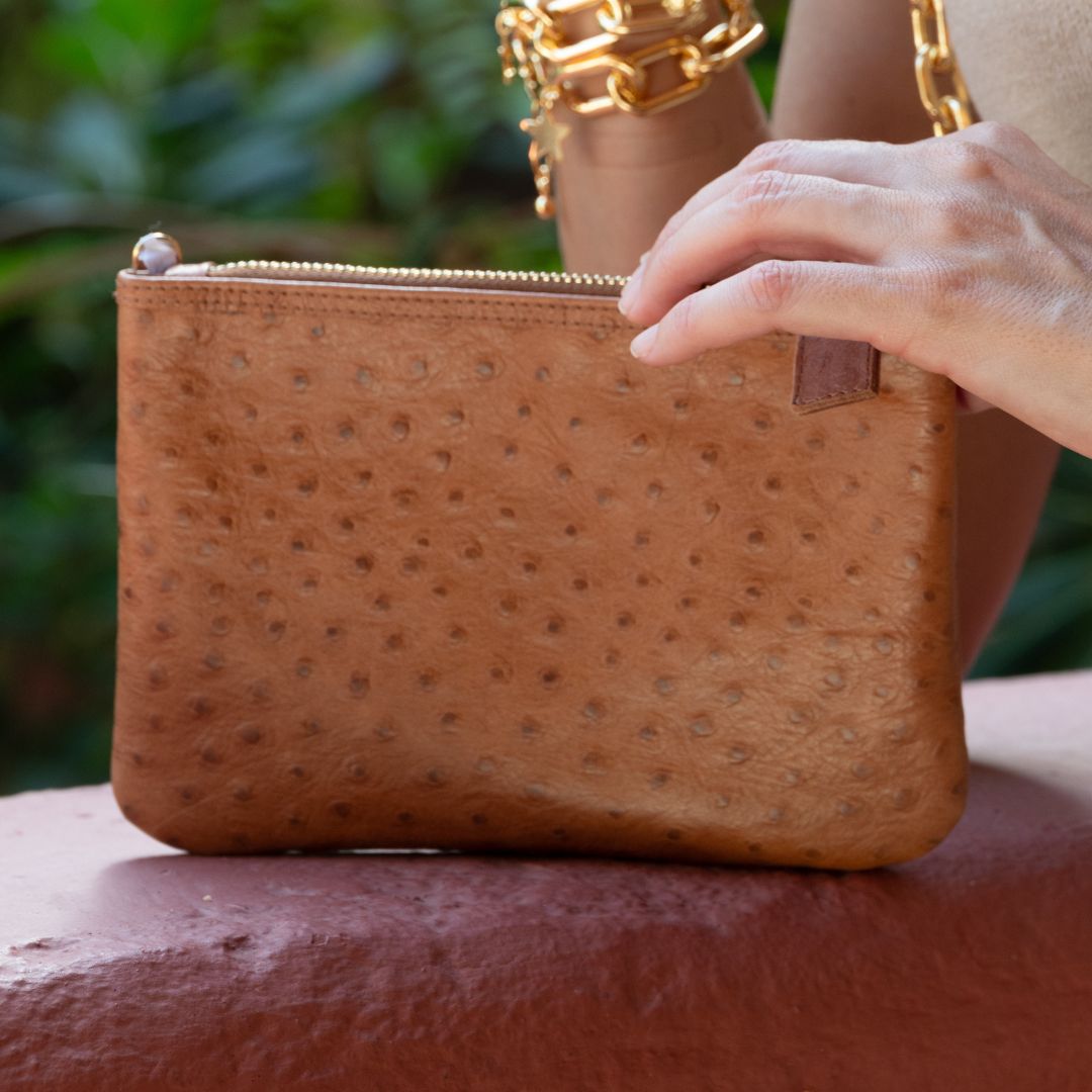 CARTERA DE MANO MEDIANA DE PIEL LABRADA EN AVESTRUZ