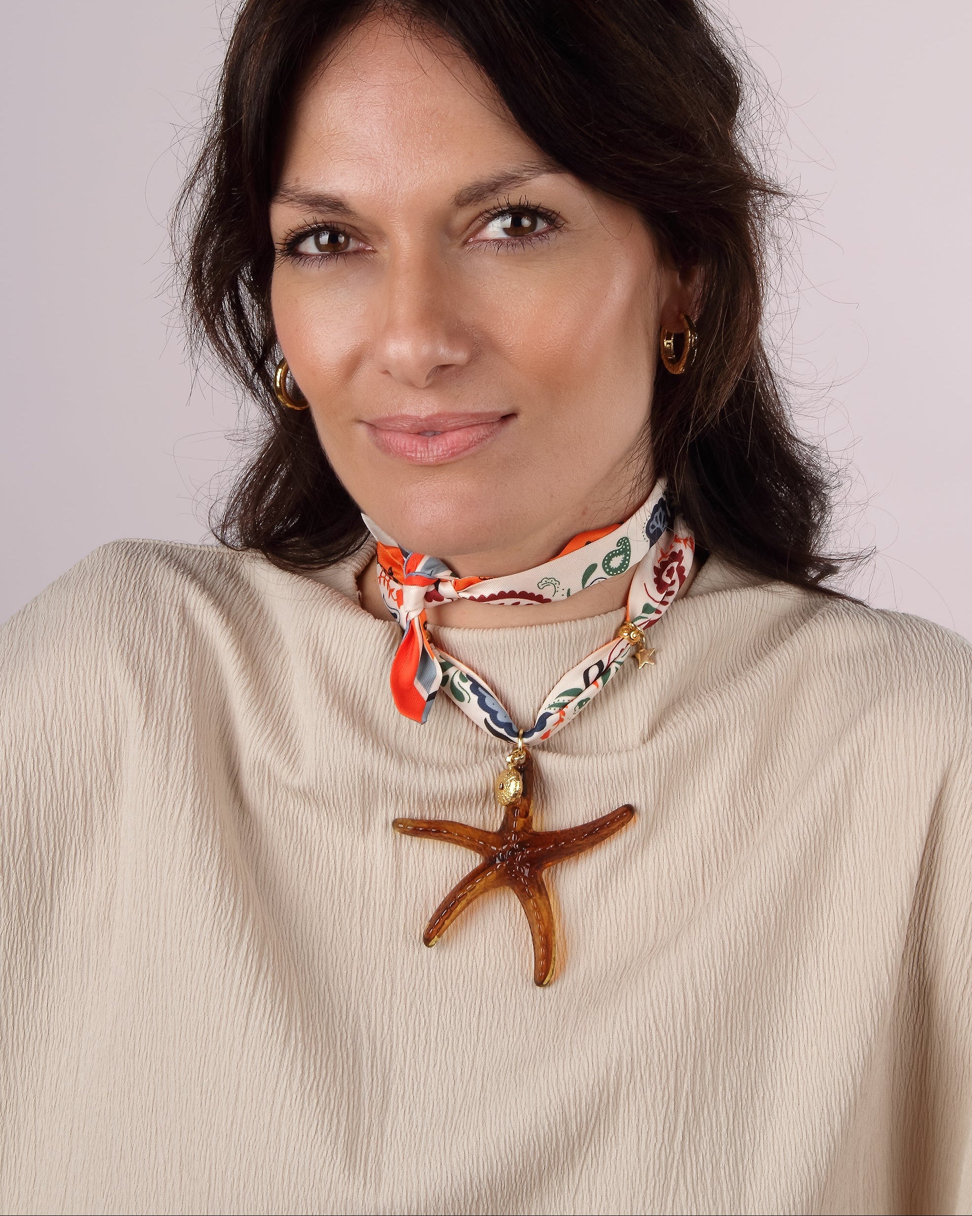 Collar pañuelo de seda con estrella acrílica grande - detalle del colgante bañado en oro - Shabama Palma