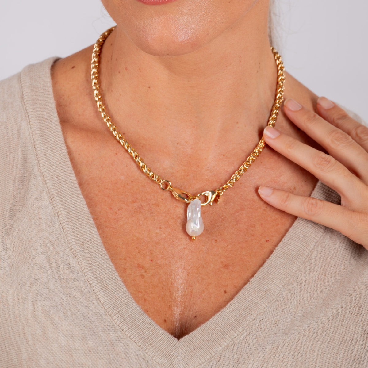 Collar cadena enredada con Perla Natural Barroca