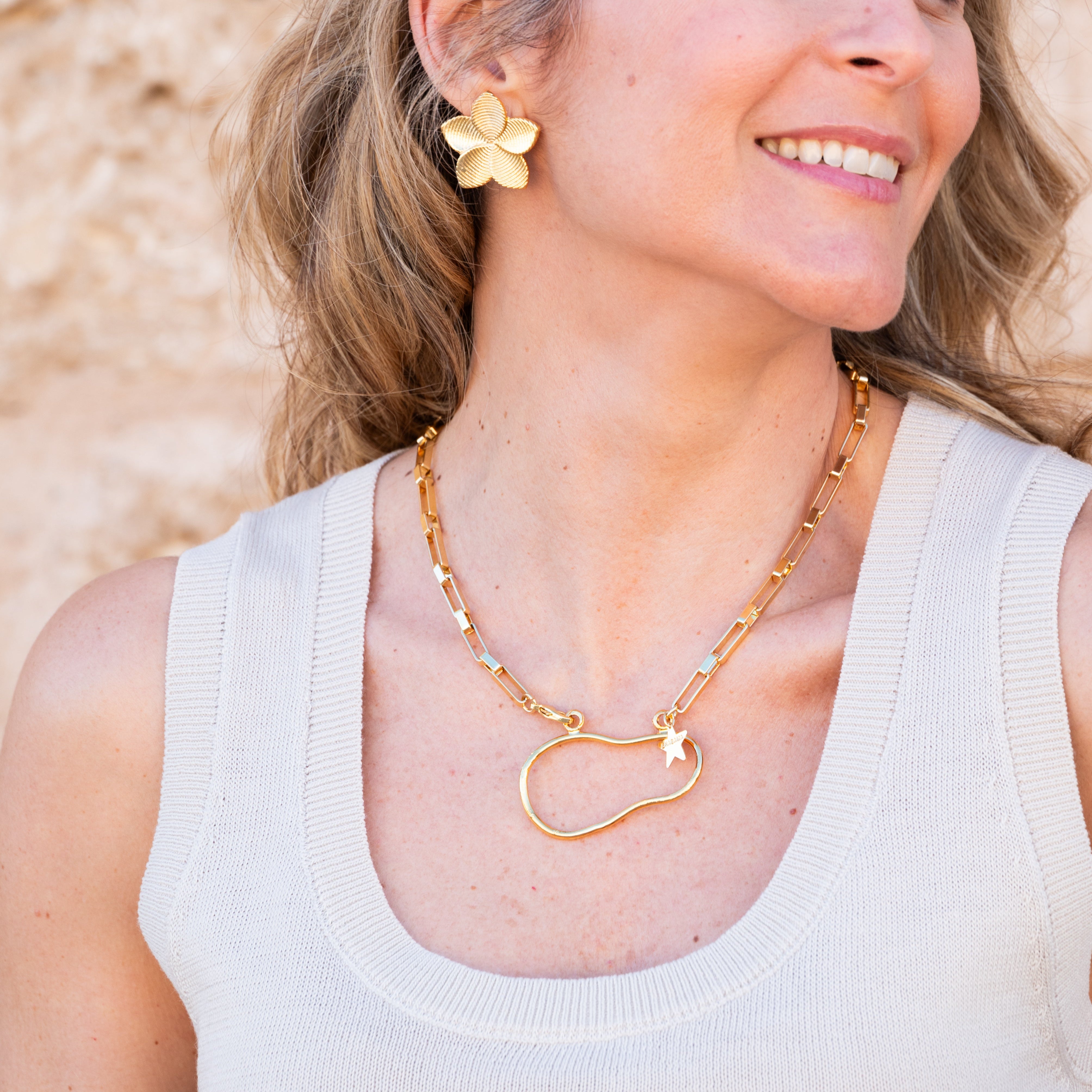Collar con motivo para colgar gafas - Detalle - Joyeria banada en oro Shabama