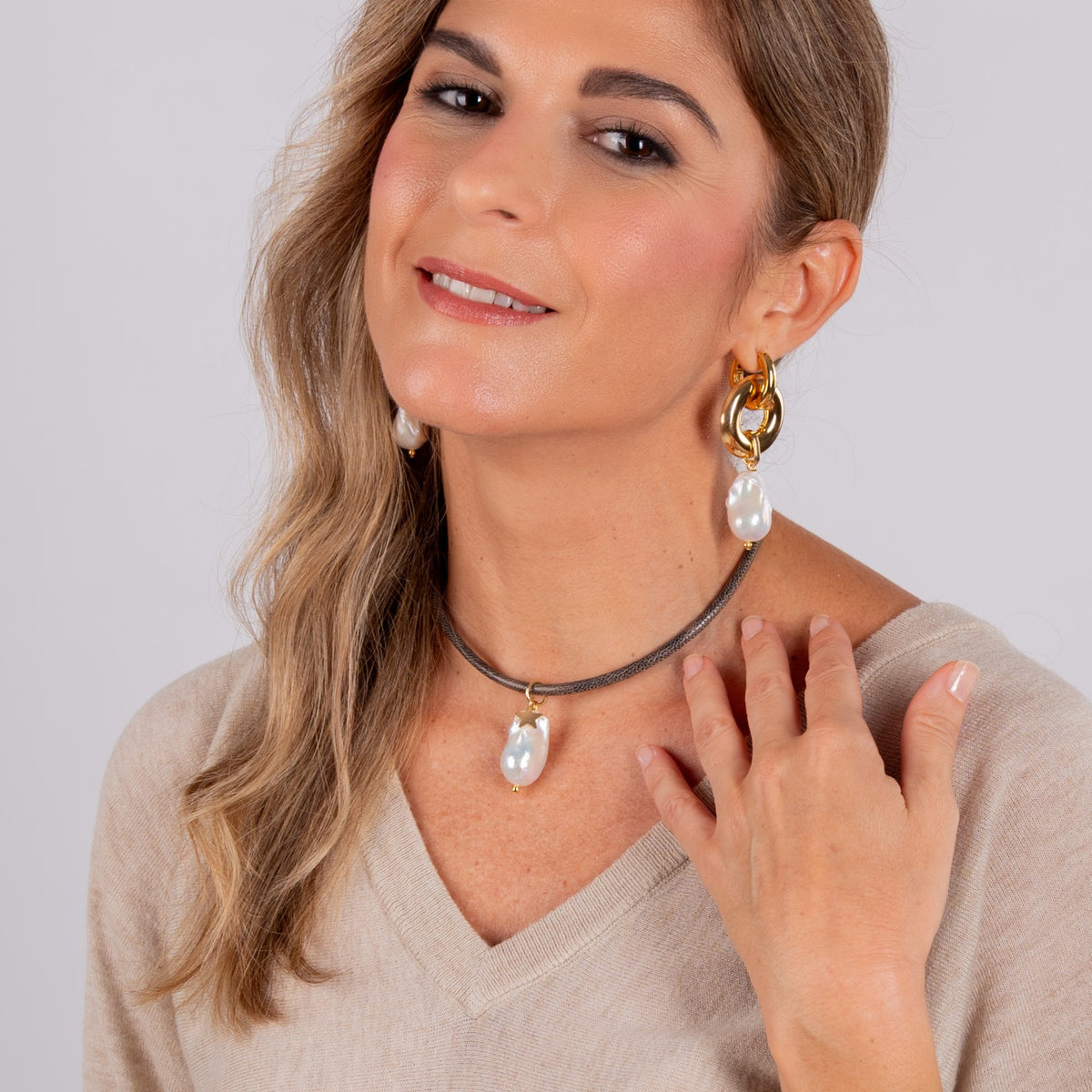 Collar de cuero con perla barroca e imán