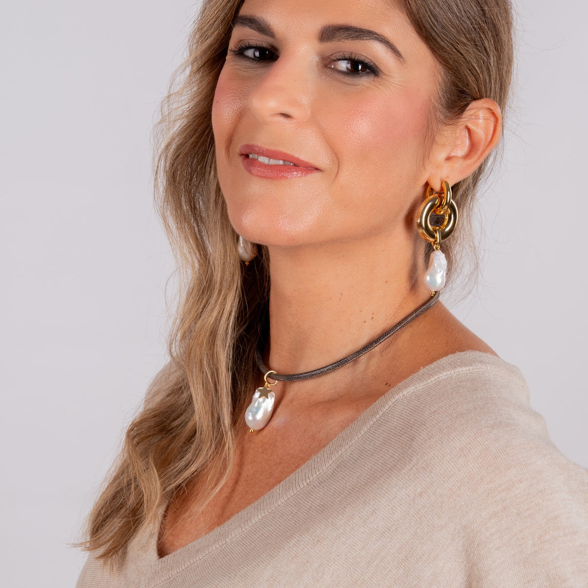 Collar de cuero con perla barroca e imán