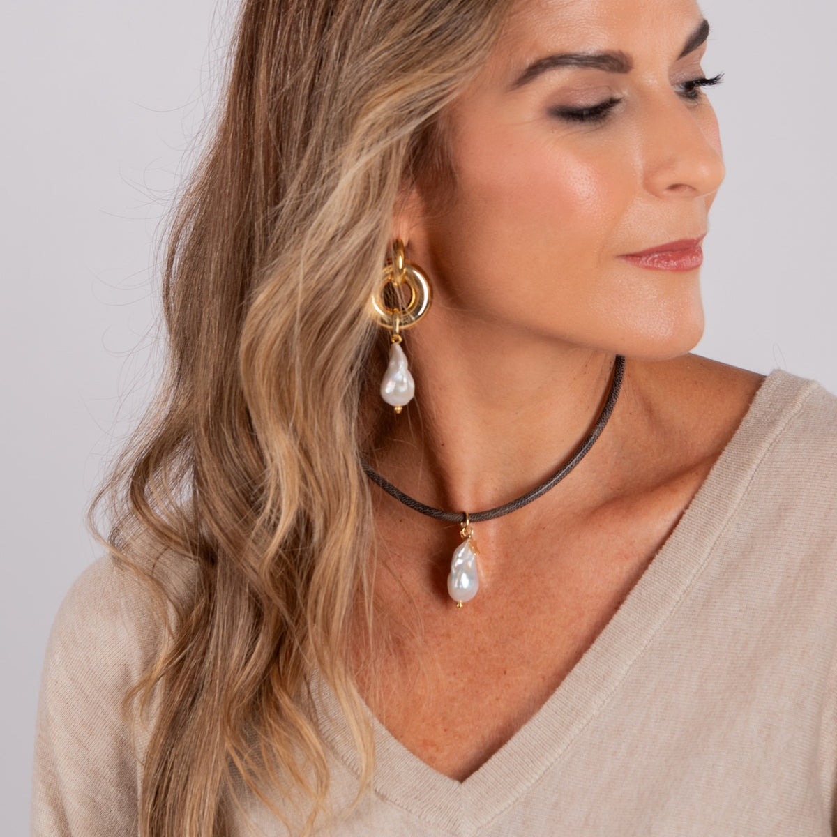 Collar de cuero con perla barroca e imán