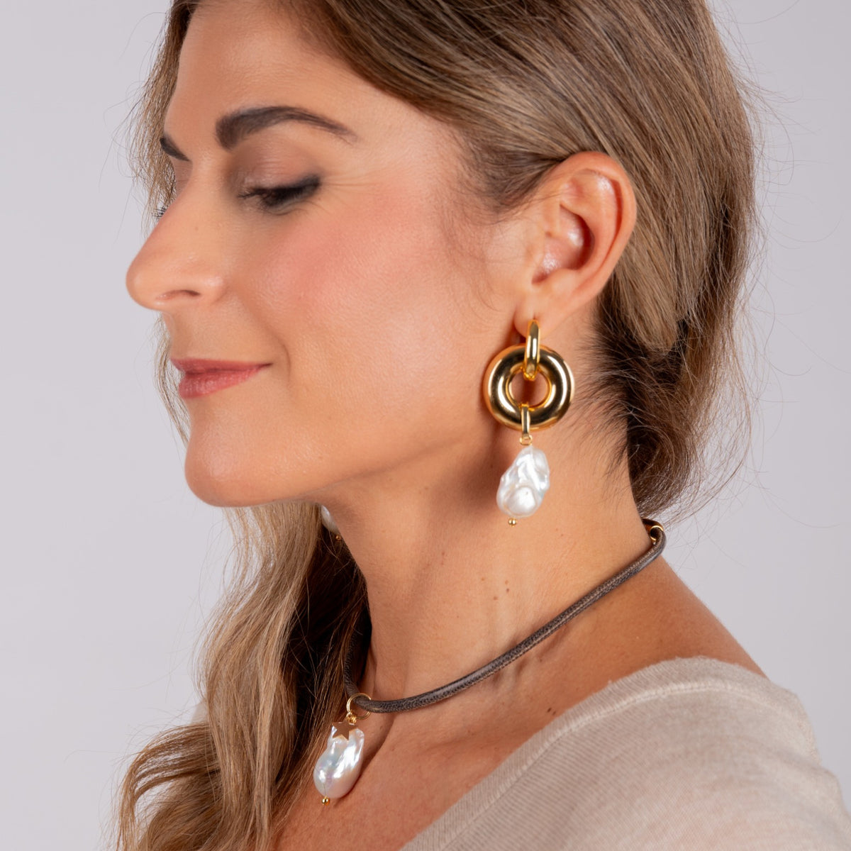 Collar de cuero con perla barroca e imán