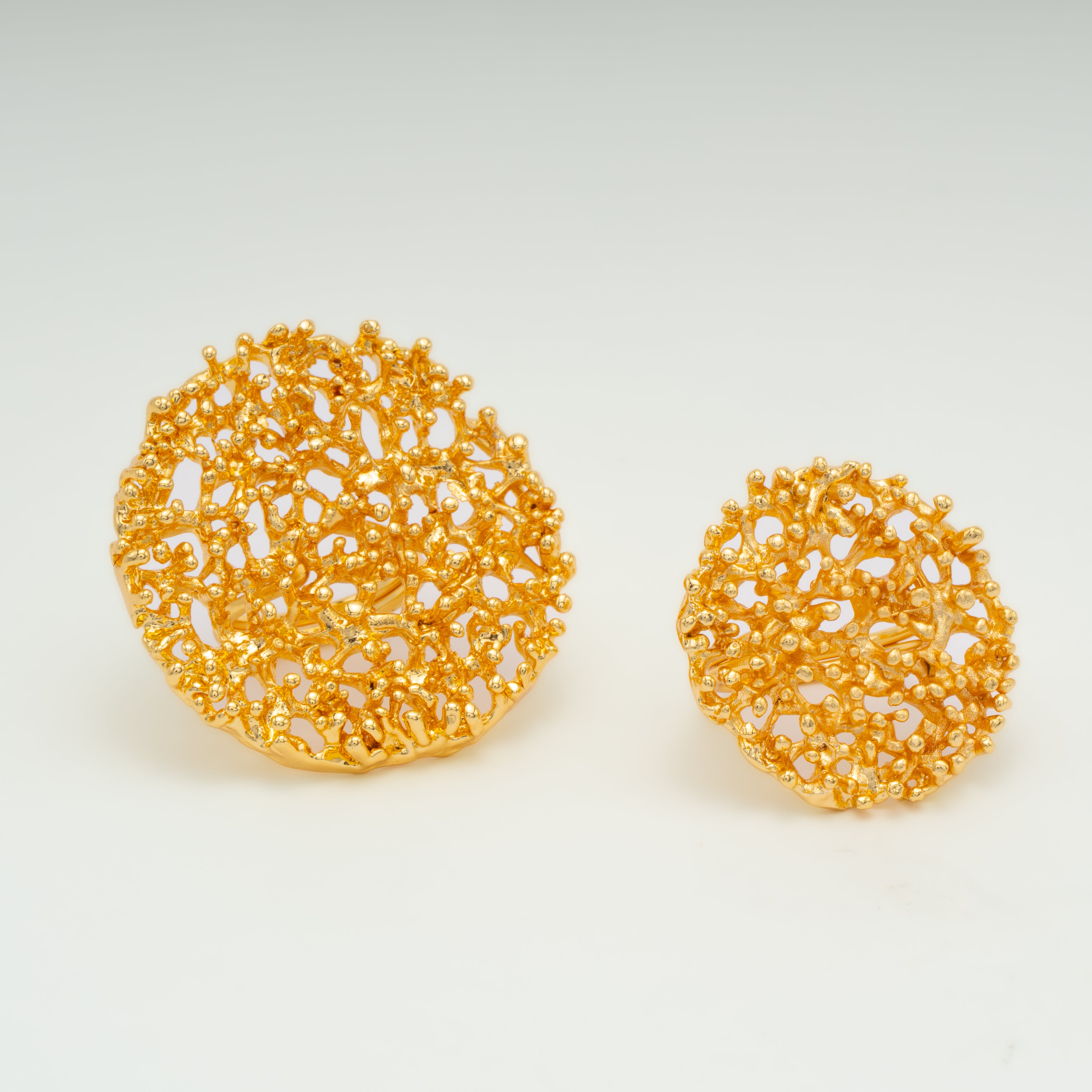 Mondrago L ring with round coral motif in gold-plated brass (adjustable)