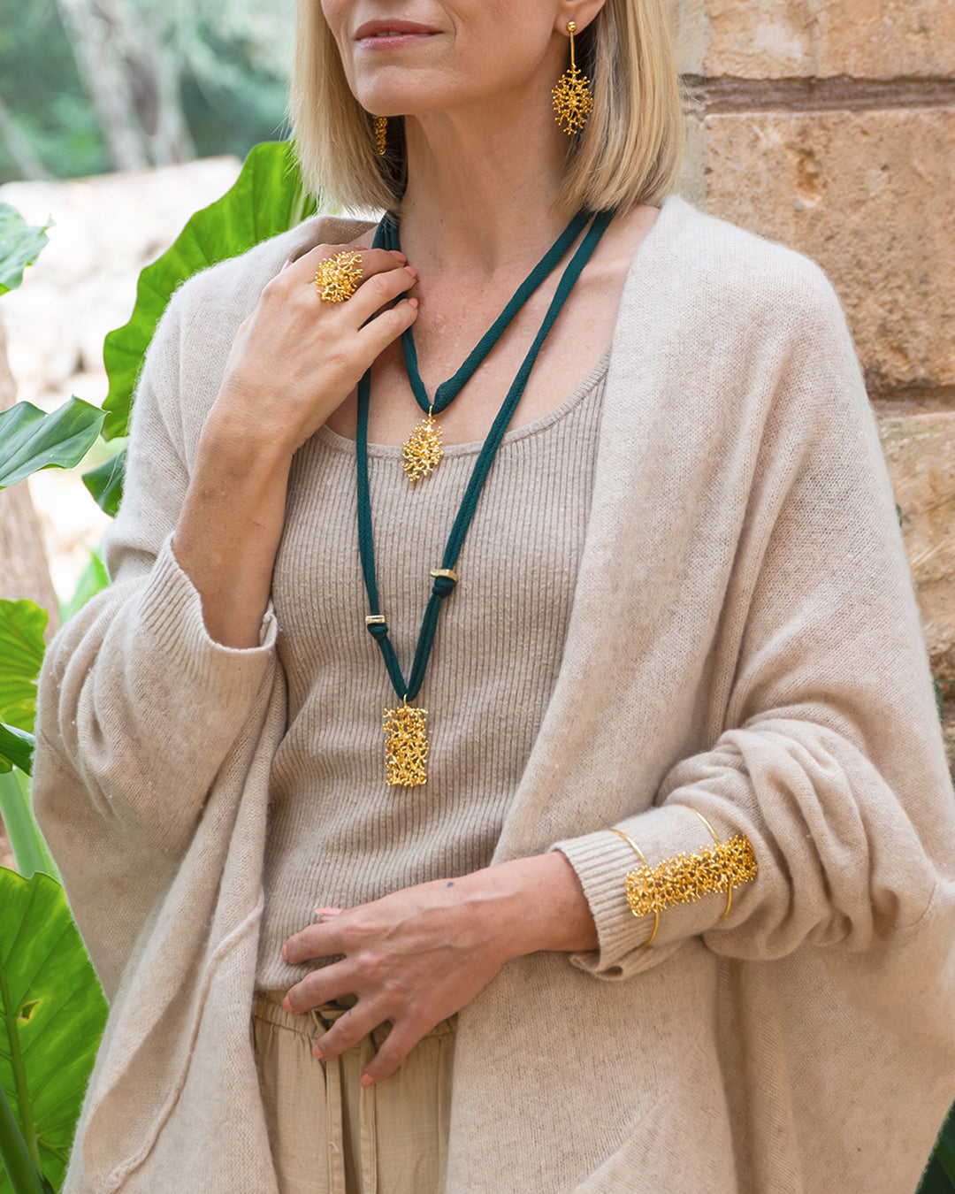 Anillo Maxi Deya de coral en latón bañado en oro (ajustable)