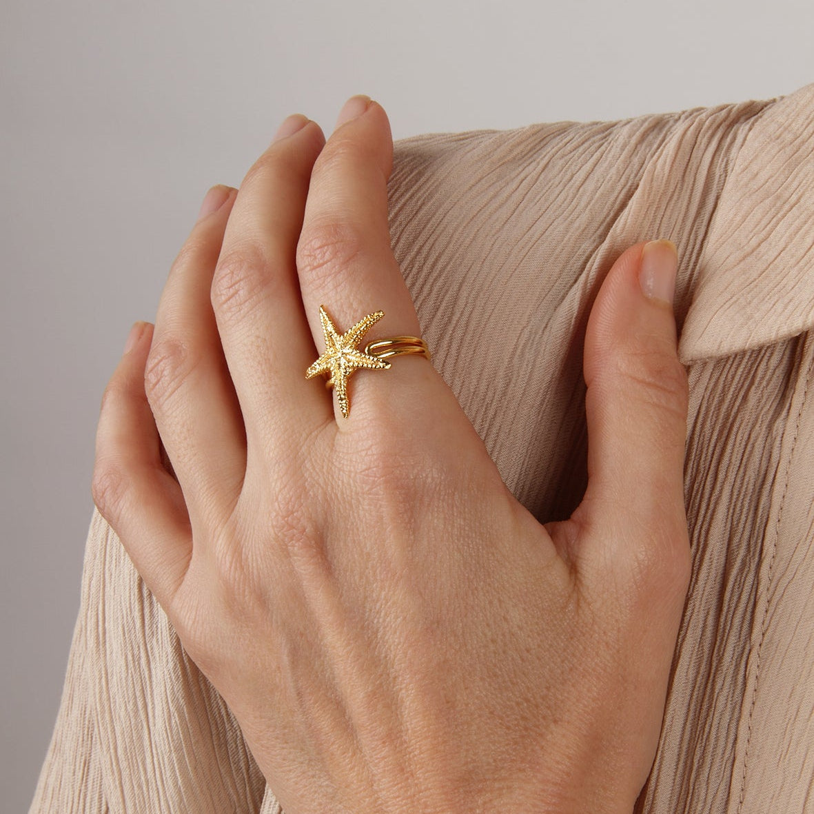 White Star Ring made of gold-plated brass star (adjustable)