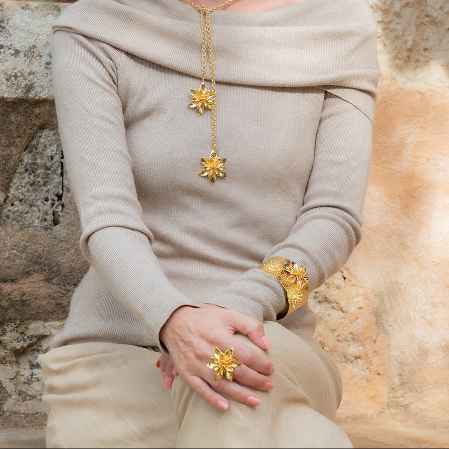 Anillo flor exótica grande en latón bañado en oro (ajustable)