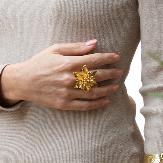 Anillo flor exótica grande en latón bañado en oro (ajustable)