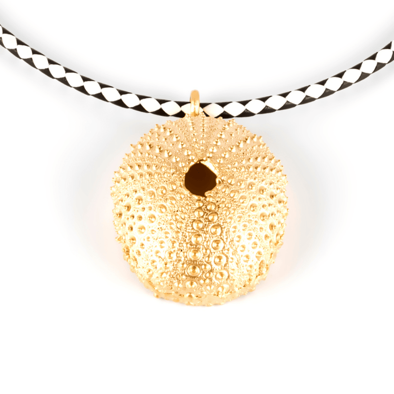 Trenc Luxe, collar de cuero italiano con erizo bañado en oro.