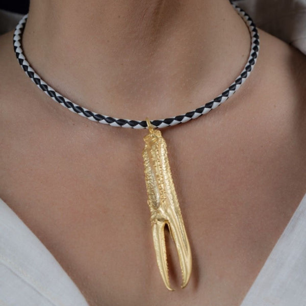 Tuent Luxe, collar de cuero italiano con pata de cigala bañada en oro.