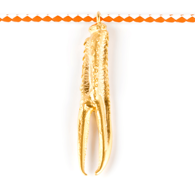 Tuent Luxe, collar de cuero italiano con pata de cigala bañada en oro.