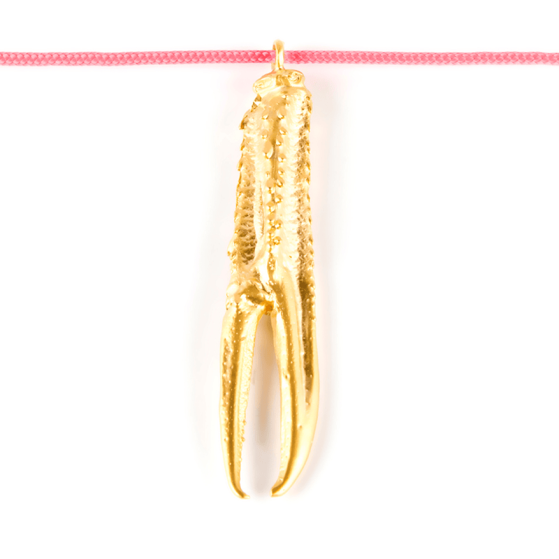 Tuent Cool, collar de nylon con pata de cigala bañada en oro.