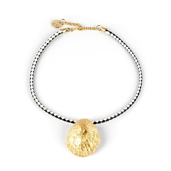 Calobra Luxe, collar de cuero italiano con lapa bañada en oro.