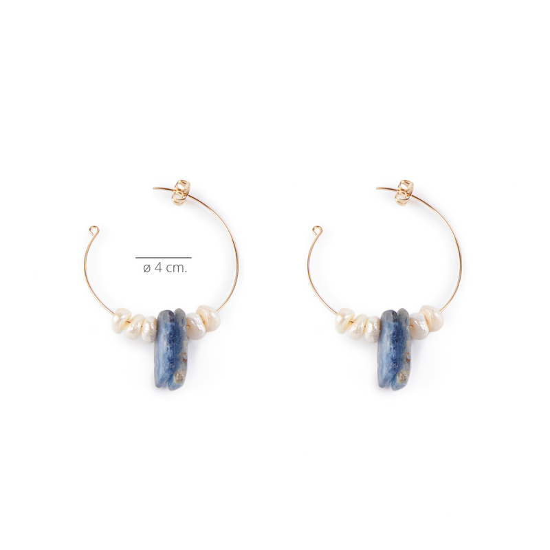 Lao Blue, aros de 4 cm con perlas y piedras.